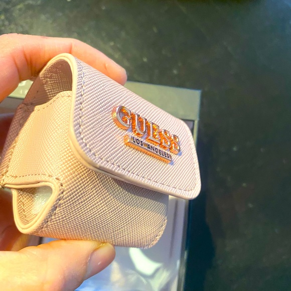 Guess Keychain Airpods Gift Set - Picture 4 of 5